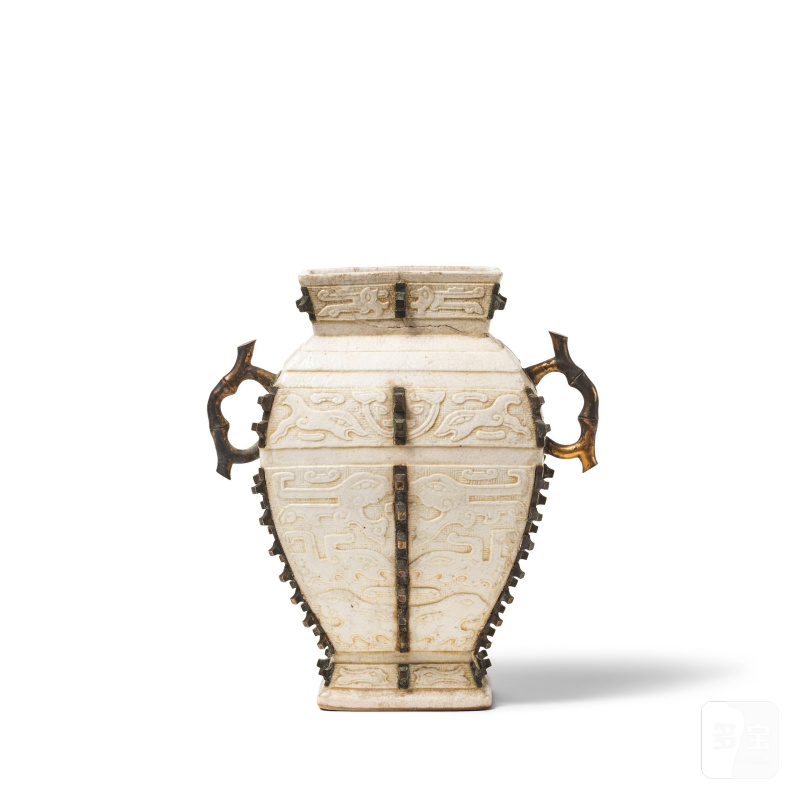 清 十八/十九世紀 白釉仿古印花夔龍紋出戟雙耳瓶 | VASE ARCHAÏSANT EN PORCELAINE TENDRE À GLAÇURE BLANCHE - 图4